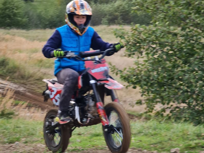 Jízda na dětské motorce Dítě 13 let na dětské motorce