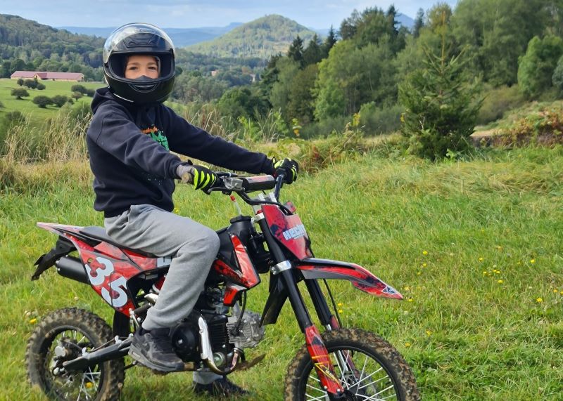 Jízda na dětské motorce Kluk 13 let na krosce